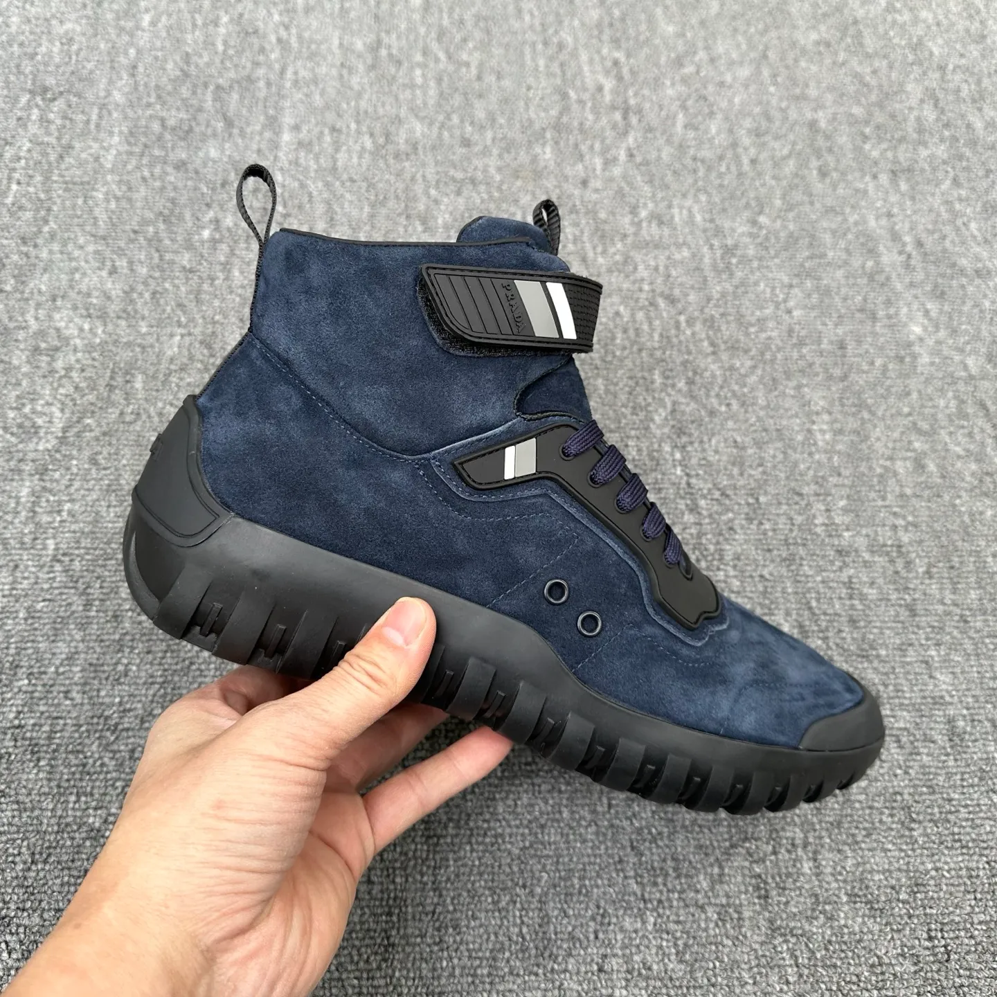 💰880 Prada/Prada’s new men’s spliced ​​casual sports boots! The shoe's exquisite stitching outlines a unique geometric texture, and contemporary lines and details reinterpret the classic sports style. The upper is made of ultra-official material, and the lining is full cowhide. It is lightweight, breathable, practical and versatile. The tongue is decorated with the Prada Milano logo, and the logo print is embellished with the laces. It is paired with a 2.5cm two-color rubber sole to create a comfortable wearing experience. Comes with full set of original packaging dust bag! Size: 39-40-41-42-43-44 (45 customized) standard leather shoe size Item number: 41274651